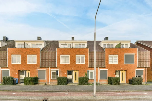 Amsterdam April 2021 Enkele Huizen Midden Een Stedelijk Gebied Met — Stockfoto