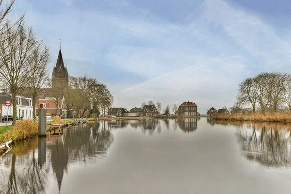 Amsterdam Niederlande April 2021 Ein Fluss Mit Häusern Und Bäumen — Stockfoto
