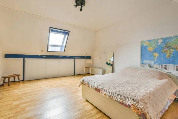 Dormitorio Con Paredes Blancas Suelos Madera Habitación Tiene Gran Mapa — Foto de Stock