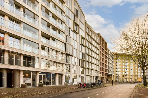 Amsterdã Holanda Abril 2021 Uma Rua Cidade Com Edifícios Bicicletas — Fotografia de Stock