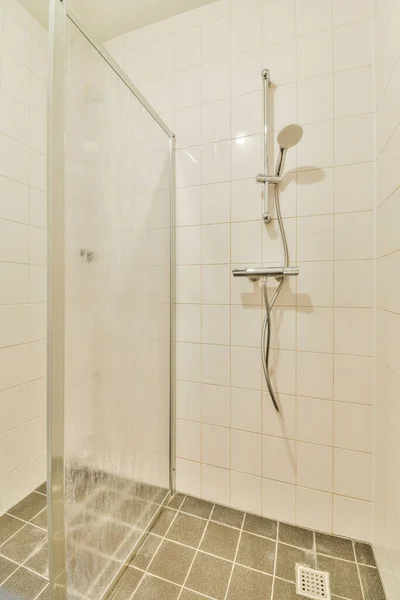 Kabina Prysznicowa Wodą Dochodzącą Głowicy Prysznicowej Ręką Trzymaną Boku Białej — Zdjęcie stockowe