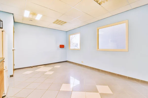 Uma Sala Vazia Com Paredes Brancas Piso Azulejos Parede Espelho — Fotografia de Stock