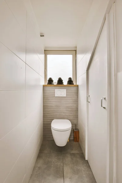 Toaleta Rogu Łazienki Dwiema Osobami Siedzącymi Parapecie Nad Nią Wychodzącymi — Zdjęcie stockowe