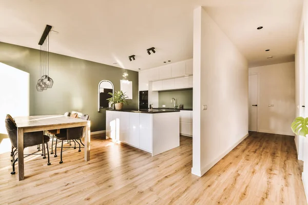 Een Keuken Een Eethoek Een Kamer Met Houten Vloeren Witte — Stockfoto