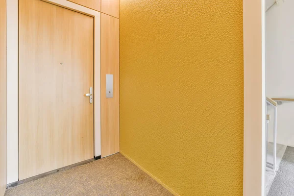 Interior Escritório Com Paredes Amarelas Guarnição Branca Porta Uma Cadeira — Fotografia de Stock