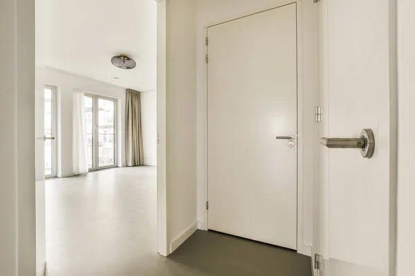 Una Habitación Vacía Con Paredes Blancas Manija Puerta Lado Izquierdo — Foto de Stock