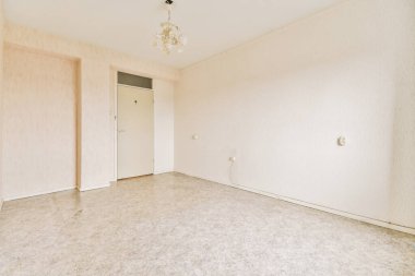 Beyaz duvarları olan boş bir oda ve diğer duvarda kimse yok, ama bir Chandel var.