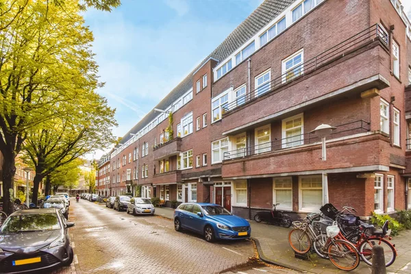 Ámsterdam Países Bajos Abril 2021 Una Calle Ciudad Con Coches —  Fotos de Stock