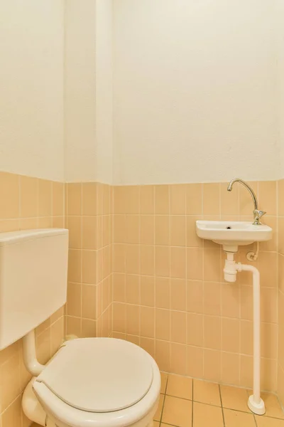 Een Wit Toilet Wastafel Een Kleine Badkamer Met Tegel Vloer — Stockfoto