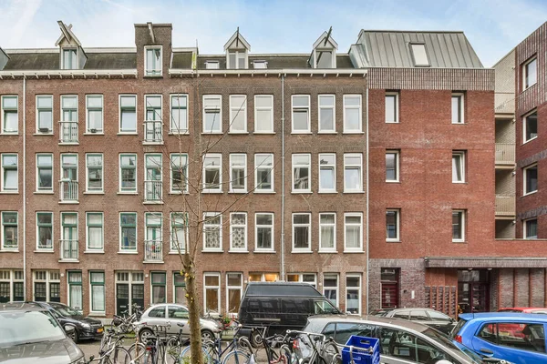 Amsterdam Niederlande April 2021 Einige Autos Parken Straßenrand Mit Gebäuden — Stockfoto
