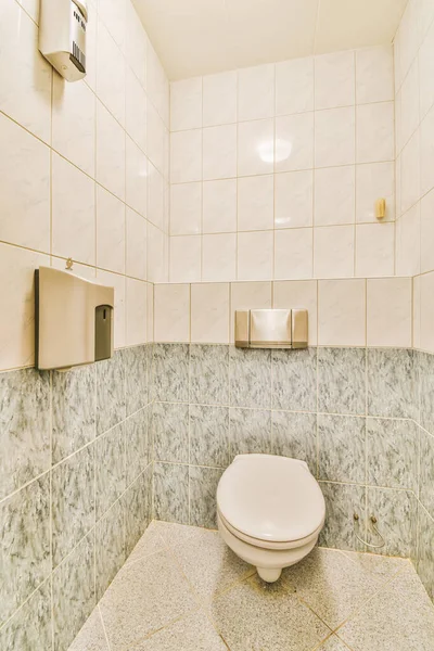 Banheiro Branco Banheiro Com Telha Nas Paredes Piso Torno Sua — Fotografia de Stock