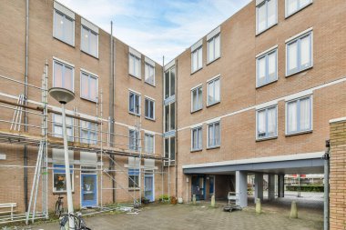 Bisikletleri kaldırımda, merdivenleri de ikinci kata çıkan bir apartmanın önünde.