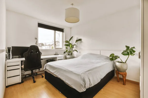Yatağı Masası Bilgisayarı Olan Bir Yatak Odası Caddeye Bakan Bir — Stok fotoğraf