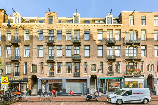 Amszterdam Hollandia 2021 Április Egy Apartman Épület Mellette Kerékpárral Mögötte — Stock Fotó