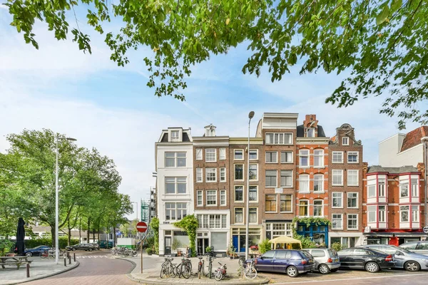 Stradă Orașului Mașini Parcate Lateral Copaci Față Swayr Amsterdam Netherlands — Fotografie, imagine de stoc