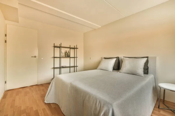 Dormitorio Con Una Cama Silla Espejo Pared Frente Habitación Que — Foto de Stock