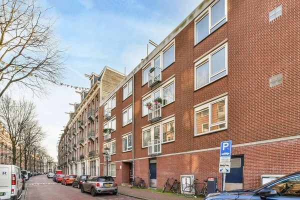 Amszterdam Hollandia 2021 Április Egy Városi Utca Oldalán Parkoló Autókkal — Stock Fotó