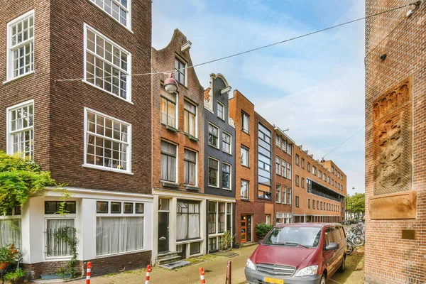 Amszterdam Hollandia 2021 Április Egy Utca Néhány Épület Előtt Parkoló — Stock Fotó
