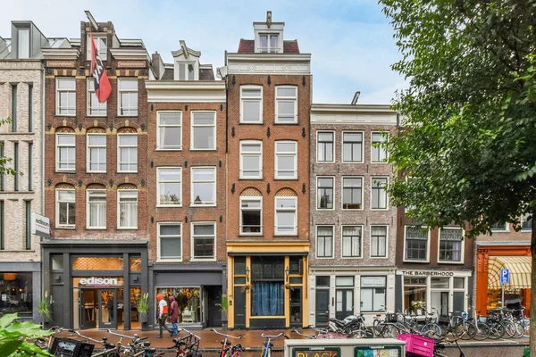 Amsterdam Hollanda Nisan 2021 Bazı Binalar Bisikletler Cadde Kenarına Park — Stok fotoğraf