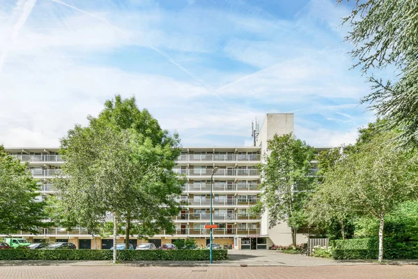 Amsterdam April 2021 Een Appartementencomplex Met Bomen Struiken Voorgrond Beeld — Stockfoto