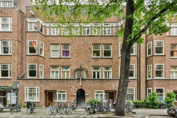 Ámsterdam Países Bajos Abril 2021 Edificio Apartamentos Con Bicicletas Estacionadas — Foto de Stock