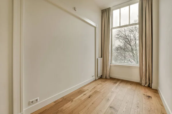 Een Lege Kamer Met Houten Vloeren Witte Muren Met Het — Stockfoto