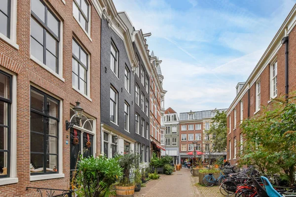 Amsterdam April 2021 Een Stadsstraat Met Fietsen Geparkeerd Trottoirs Gebouwen — Stockfoto