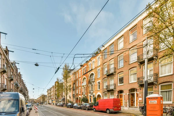 Eine Stadtstraße Mit Seitlich Geparkten Autos Und Gebäuden Hintergrund Aufgenommen — Stockfoto