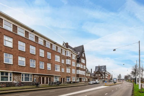 Άμστερνταμ Κάτω Χώρες Απριλίου 2021 Ένας Δρόμος Κτίρια Και Ποδήλατα — Φωτογραφία Αρχείου