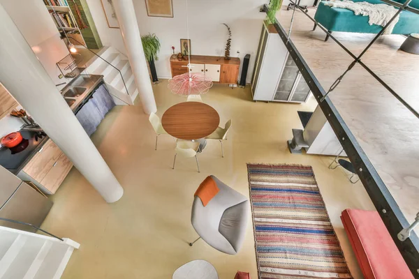 アムステルダム オランダ 2021 部屋の中央にソファ コーヒーテーブルを備えたリビングルームが上から見られます — ストック写真