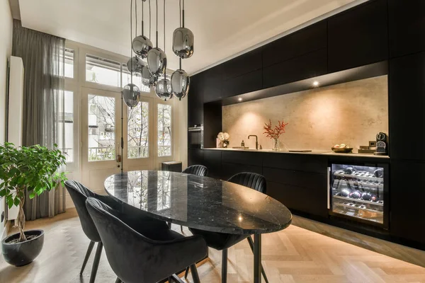 Eine Moderne Küche Und Essbereich Einem Haus Mit Holzboden Schwarzen — Stockfoto