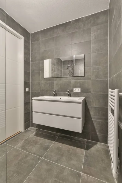 Uma Moderna Casa Banho Com Azulejos Cinzentos Luminárias Brancas Nas — Fotografia de Stock