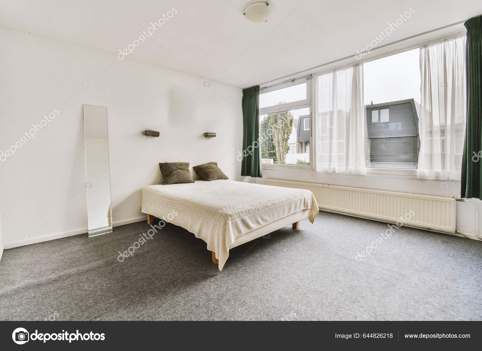 Ett Sovrum Med Vit Säng Och Gröna Gardiner Hänger Väggen — Stockfotografi ©  procontributors #644826218