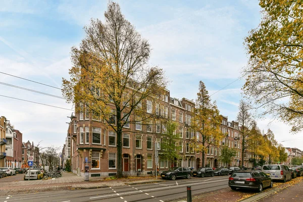 Amsterdam April 2021 Een Stadsstraat Met Aan Zijkant Geparkeerde Auto — Stockfoto