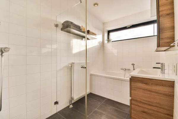 Koupelna Bílými Dlaždicemi Dřevěnými Přízvuky Stěnách Spolu Dřevěnou Marnivostí Sprchovém — Stock fotografie