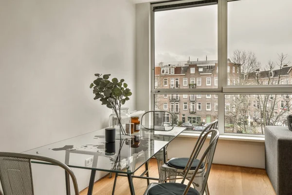 Ein Wohnzimmer Mit Sofa Stuhl Und Tisch Vor Einem Großen — Stockfoto
