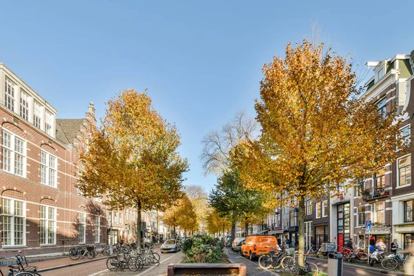 Amsterdam April 2021 Een Stad Met Geparkeerde Fietsen Bomen Midden — Stockfoto