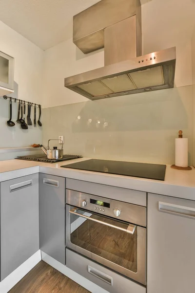 Dapur Modern Dengan Lantai Kayu Dan Peralatan Baja Tahan Karat — Stok Foto