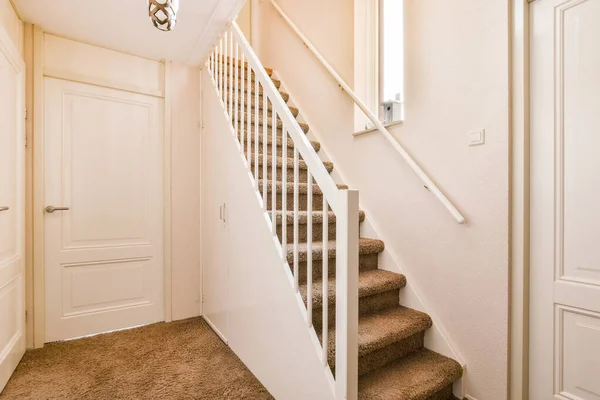 Uma Escada Uma Casa Com Tapete Chão Escadas Que Levam — Fotografia de Stock