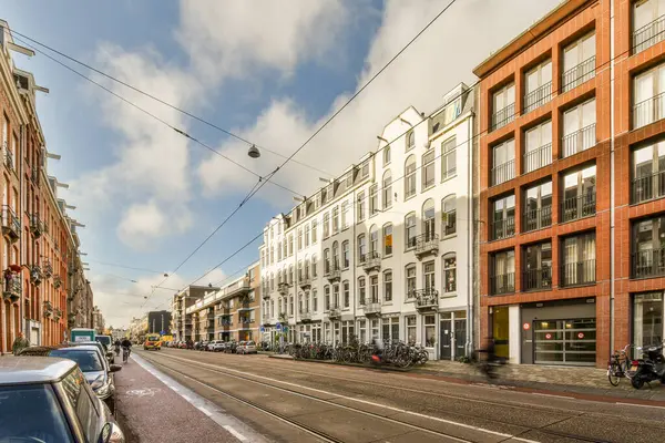 Eine Stadtstraße Mit Straßenrand Geparkten Autos Und Gebäuden Hintergrund Unter — Stockfoto