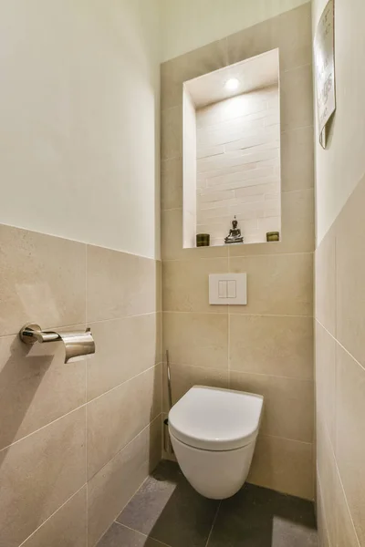 Toaleta Rogu Łazienki Płytką Ścianach Nad Nią Zamontowane Lustro Ścienne — Zdjęcie stockowe