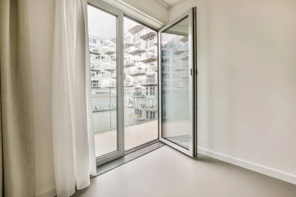 Una Habitación Vacía Con Puertas Correderas Cristal Cortinas Blancas Ventana — Foto de Stock