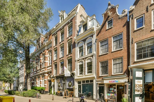 Amsterdam Holandia Kwietnia 2021 Ulica Miejska Budynkami Rowerami Zaparkowanymi Chodniku — Zdjęcie stockowe