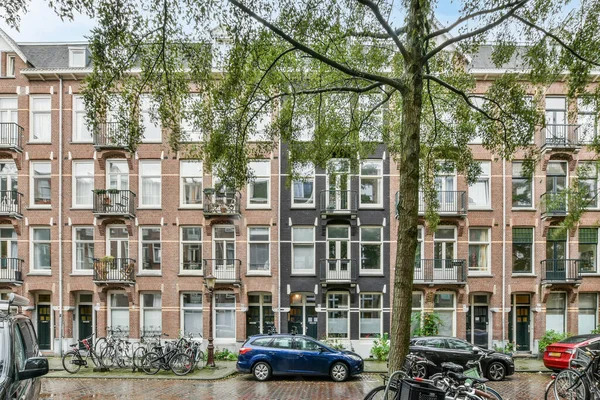 Some Bikes Parked Front Apartment Building Rainy Day Amsterdam Netherlands — Stock Photo, Image