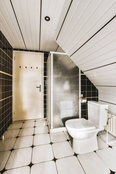 Banheiro Com Azulejos Preto Branco Nas Paredes Chão Banheiro Sótão — Fotografia de Stock