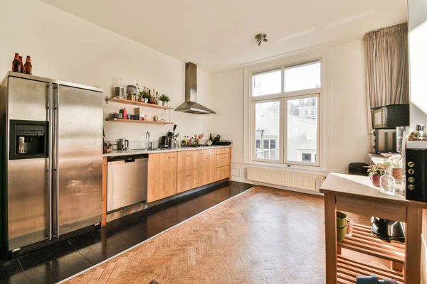 Odasında Ahşap Dolapları Paslanmaz Çelik Aletleri Olan Modern Bir Mutfak — Stok fotoğraf