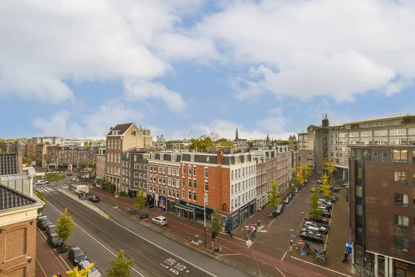 Amsterdam Nederländerna April 2021 Stadsgata Med Bilar Och Byggnader Förgrunden — Stockfoto