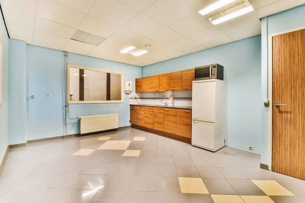 Uma Cozinha Vazia Com Armários Madeira Eletrodomésticos Brancos Balcão Nesta — Fotografia de Stock