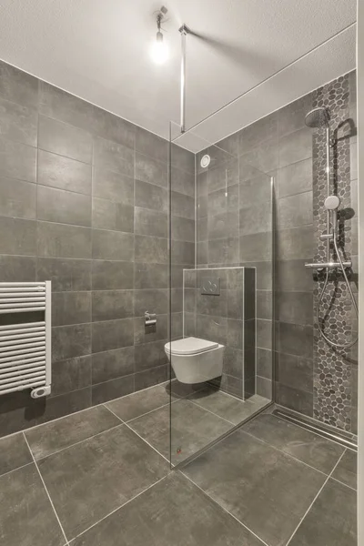 Uma Moderna Casa Banho Com Azulejos Cinzentos Nas Paredes Banheiro — Fotografia de Stock