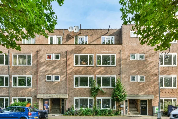 네덜란드 암스테르담 2021 길가에 주차되어 사람들 보도를 입구까지 걸어가는 아파트 — 스톡 사진
